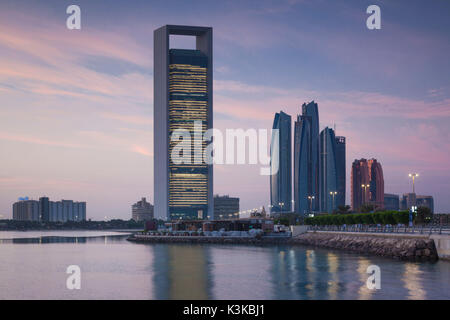 I UAE Abu Dhabi, skyline, ADNOC Tower, Etihad torri, crepuscolo Foto Stock