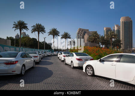 I UAE Dubai, Centro di Dubai, bianco Lexus governo limousines limousines dal Burj Khalifa Tower Foto Stock