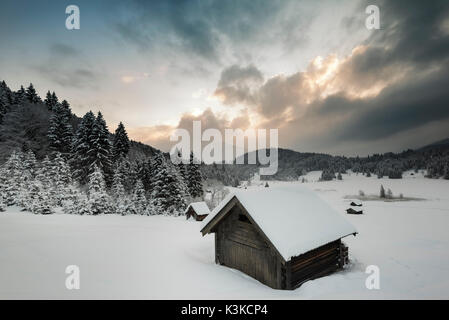 Stack di fieno al Geroldsee in mattinata invernale dell'umore. Foto Stock