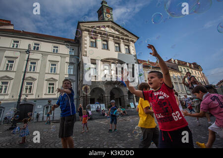 Festival dei bambini nella piazza principale di Ljubljana Foto Stock