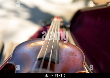 Il violino nel caso di violino Foto Stock