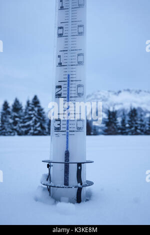 Termometro di grandi dimensioni mette nella neve, gelo, freddo, montagne, inverni Foto Stock