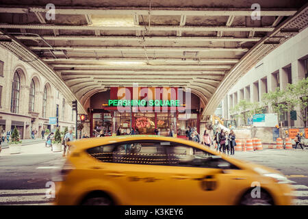 Pershing Square Cafè presso la Grand Central Station e il terminale, sotto il ponte, gente occupata, Manhattan, New York, Stati Uniti d'America Foto Stock