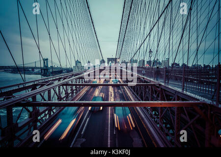 Il traffico a Ponte di Brooklyn, serata piovosa, skyline di Manhattan, New York, Stati Uniti d'America Foto Stock