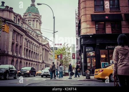 Streetview Broome Street con i pedoni, automobili, edificio storico, Little Italy, Manhattan, New York, Stati Uniti d'America Foto Stock