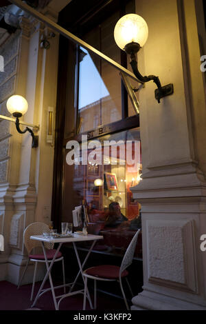 Europa Austria, Vienna, capitale, Hotel Sacher, piccolo tavolo Foto Stock