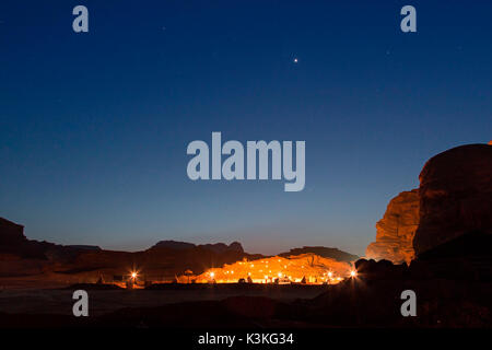 Campo Beduino nel Wadi Rum desert, Giordania, di notte Foto Stock