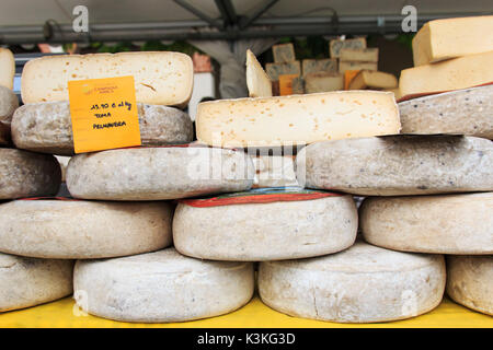 Vista dettagliata del formaggio italiano con rispetto i cartellini del prezzo a Moncalvo fiera del tartufo. Foto Stock