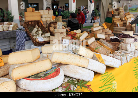 Vista dettagliata del formaggio italiano con rispetto i cartellini del prezzo a Moncalvo fiera del tartufo. Foto Stock