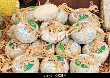 Vista dettagliata del formaggio italiano a Moncalvo fiera del tartufo. Foto Stock