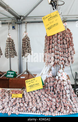 Vista dettagliata del salame con rispetto i cartellini del prezzo a Moncalvo fiera del tartufo, Italia Foto Stock