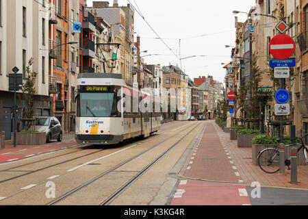 Un tram elettrico guidando attraverso il centro di Blankenberge, in Belgio, a livello nazionale e località balneare internazionale. Foto Stock