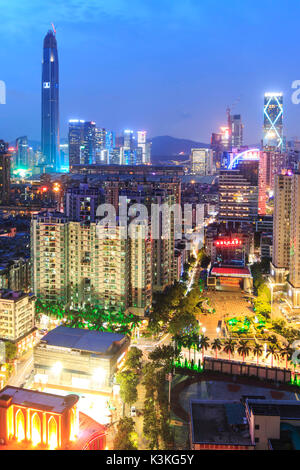 Shenzhen skyline al crepuscolo con il più alto edificio della città sullo sfondo: il ping di un IFC, Cina Foto Stock