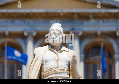 Statua di Andreas Miaoulis, di fronte al Municipio di Ermoupolis in Syros Island, Egeo, Grecia Foto Stock