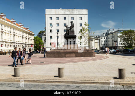 Europa, Polonia, Voivodato Masovian, Varsavia - la capitale e la città più grande della Polonia / Nicolaus Copernicus Monument / Krakowskie Przedmiescie Foto Stock