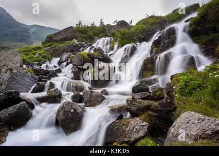 Il primo cascate del grande fiume Po' sotto il Monviso, Crissolo, Po' Valley, Distretto di Cuneo, Piemonte, Italia. Foto Stock