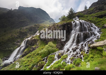 Il primo cascate del grande fiume Po' sotto il Monviso, Crissolo, Po' Valley, Distretto di Cuneo, Piemonte, Italia. Foto Stock