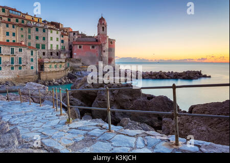 Il tramonto di fronte al piccolo villaggio di Tellaro, Lerici, Golfo di La Spezia, Liguria, Italia. Foto Stock