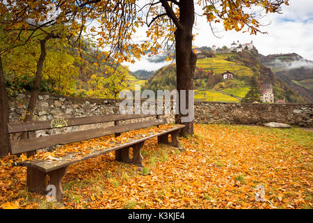 Un autunno vista di un cortile nel villaggio di Chiusa (chiusa), la provincia di Bolzano, Alto Adige, Trentino Alto Adige, Italia, Europa Foto Stock