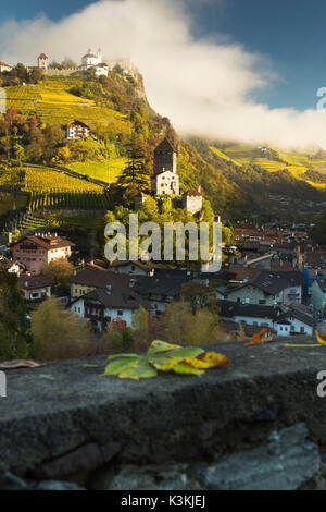 Un autunno vista del villaggio di Chiusa (chiusa), la provincia di Bolzano, Alto Adige, Trentino Alto Adige, Italia, Europa Foto Stock