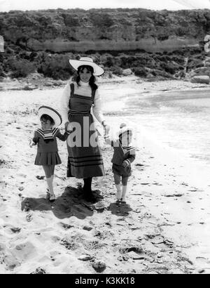 JOAN COLLINS con i suoi figli Alexander e TARA NEWLEY sul set di PUÒ HIERONYMOUS MERKIN mai dimenticare la misericordia HUMPPE e trovare la vera felicità? Foto Stock