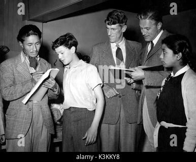 Gli alpinisti che hanno conquistato il Monte Everest visita Beaconsfield Film Studios. SHERPA TENSING la cui figlia NIMA guarda su , i segni di uno script per un giovane attore Jeremy SPENSER guardato dal compagno alpinista SIR EDMUND HILLARY mentre attore John McCALLUM resta in attesa di ricevere il suo copione firmato anche. Foto Stock