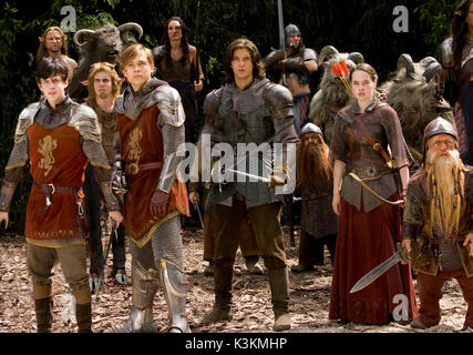 Le cronache di Narnia: Il principe Caspian principe Caspian deve invitare Edmund (Skandar Keynes, estrema sinistra), Peter (William Moseley, a sinistra), e Susan (Anna Popplewell, vicino a destra) come pure il Red Dwarf Trumpkin (Peter Dinklage, estrema destra) per aiutare a combattere i pirati-come Telmarines e recuperare il regno di Narnia data: 2008 Foto Stock