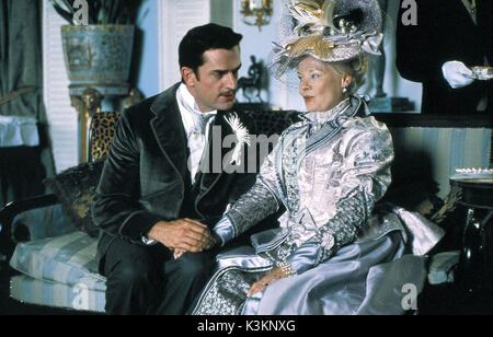 L importanza di essere serio Rupert Everett come Algernon Moncrieff, Judi Dench come Lady Bracknell l importanza di essere serio data: 2002 Foto Stock