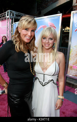 THE HOUSE BUNNY [US 2008] Westwood, California - 20 agosto: La produttrice Heather Parry e Anna Faris alla premiere della commedia The House Bunny della Columbia Pictures al Village Theatre. Data: 2008 Foto Stock