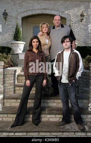 I SOPRANI [US serie TV 1999-2007] serie,6/episodio,11/"pietre freddo' [L-R back] EDIE FALCO come Carmela Soprano, JAMES GANDOLFINI come Tony Soprano, [L-R anteriore] Jamie-LYNN SIGLER come Meadow Soprano, ROBERT ILER come A.J. Il soprano data: 2007 Foto Stock