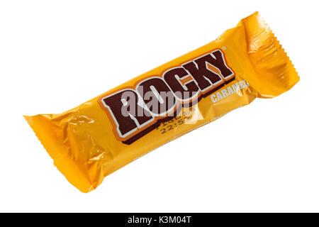 Un caramello Rocky barra di cioccolato isolato su sfondo bianco Foto Stock