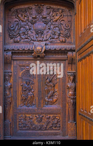 Fortemente scolpito porta della chiesa a Avignon Francia Foto Stock