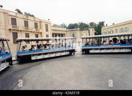 Un tour di pubblico degli Universal Studios, Hollywood con set di film in background pic 1995 Foto Stock