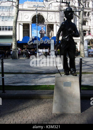 CHARLIE CHAPLIN STATUA IN LEICESTER SQARE LONDRA CON IL TEATRO IMPERO IN BACKGROUND Foto Stock