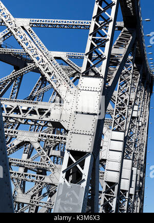 Dettaglio del Ponte Story, una travatura reticolare in acciaio a sbalzo a ponte che attraversa il fiume Brisbane, a Brisbane, Australia Foto Stock