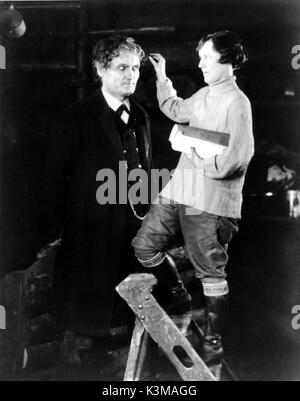 La montagna EAGLE [BR / GER 1926] Alfred Hitchcock la moglie Alma Reville, assistente del direttore e di continuità, sul set con l'attore BERNARD GOETZKE data: 1926 Foto Stock