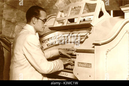 Organista Orazio finch alla tastiera dell'organo WURLITZER presso i giardini invernali, Blackpool Foto Stock