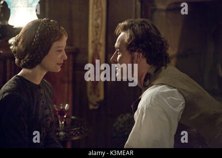 JANE EYRE [BR / US 2011] [L-R] Mia Wasikowska come Jane Eyre, Michael Fassbender come Mr Rochester data: 2011 Foto Stock