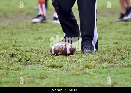 Wilson Football accanto ai piedi degli arbitri Foto Stock