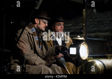 SHERLOCK HOLMES: un gioco di ombre [L-R] Jude Law come Dr James Watson, Robert Downey Jr come Sherlock Holmes Foto Stock