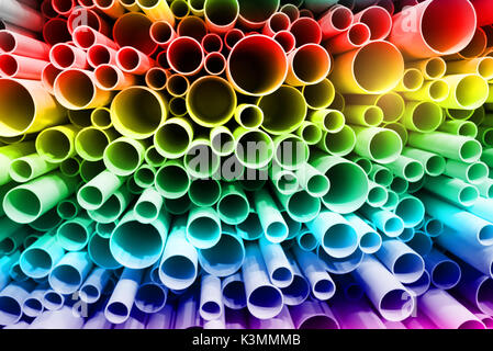 Colore arcobaleno di canalizzazioni in PVC impilati in sito in costruzione Foto Stock