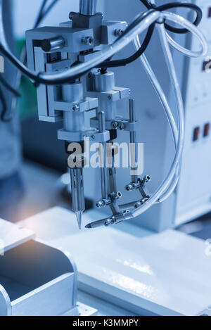 Robot di saldatura in linea di montaggio a lavorare in fabbrica. Smart factory industry 4.0 concetto. Foto Stock