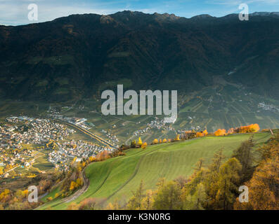 Un autunnale di vista aerea del villaggio di Naturno nella luce del tramonto, la Val Venosta, Provincia Autonoma di Bolzano Alto Adige, Trentino Alto Adige, Italia, Europa Foto Stock