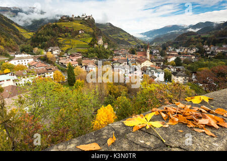 Un autunno vista del villaggio di Chiusa (chiusa), la provincia di Bolzano, Alto Adige, Trentino Alto Adige, Italia, Europa Foto Stock