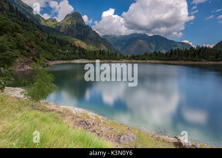 Vista del lago di Antrona dal sentiero intorno al lago, Valle Antrona, Piemonte, Italia. Foto Stock