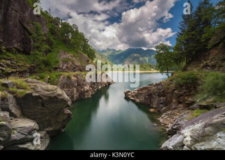 Vista del lago di Antrona dal sentiero intorno al lago, Valle Antrona, Piemonte, Italia. Foto Stock