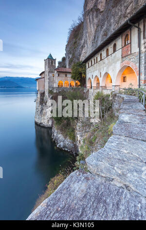 Il vecchio monastero di Santa Caterina del Sasso Ballaro, affacciata sul Lago Maggiore, Leggiuno, provincia di Varese, Lombardia, Italia. Foto Stock