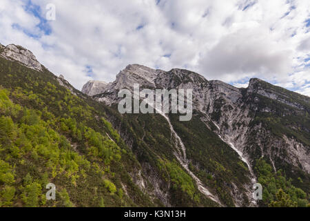 Il Piz de Mezodi', la faccia del nord, Belluno Dolomiti. Vista dalla strada che conduce da Forcella franche. Foto Stock