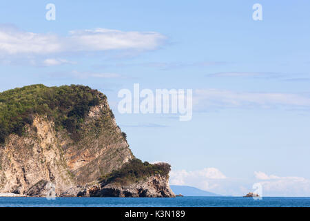 L'Europa, il Montenegro, la Sveti Nikola isola situata di fronte alla spiaggia di Budva Foto Stock