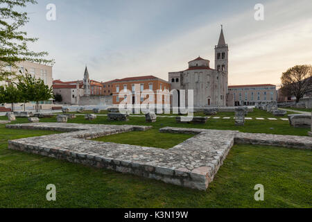 Chiesa di San Donat e manufatti storici al foro romano in Zara, Dalmazia, Croazia Foto Stock